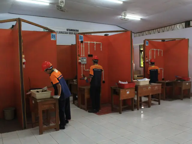 Bilik praktik instalasi listrik di bengkel TITL