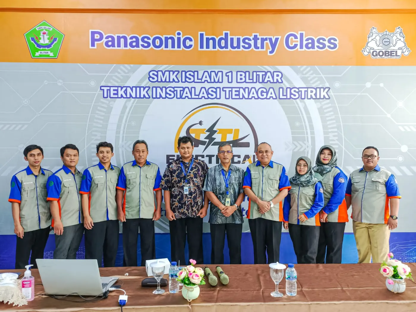 Foto bersama pada peresmian Panasonic Industry Class di SMK Islam 1 Blitar
