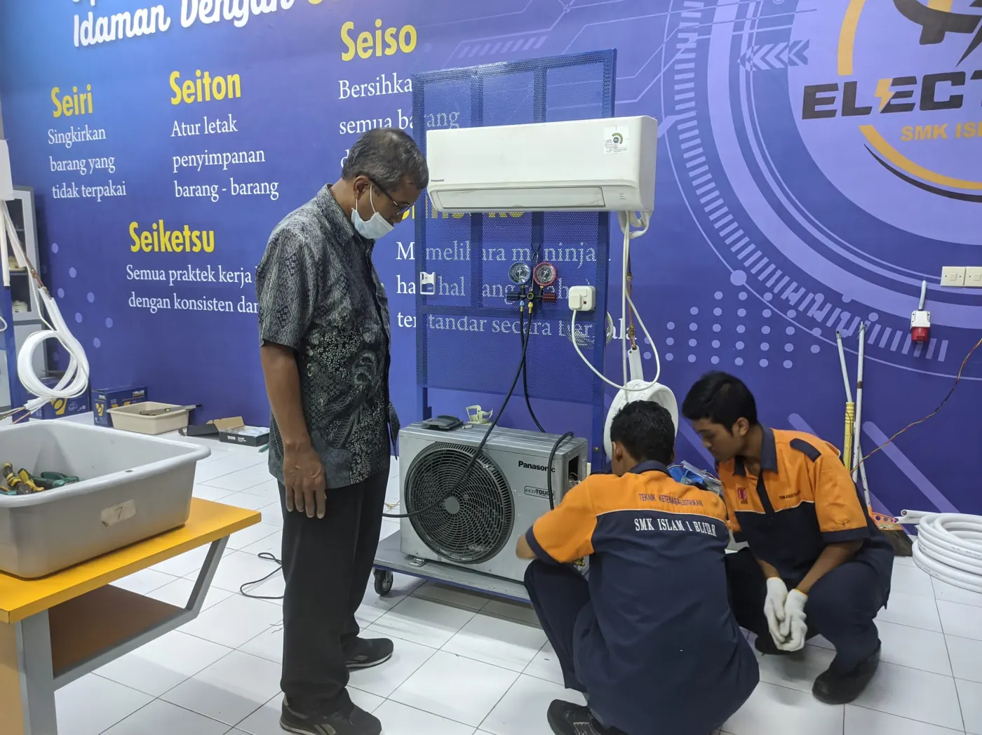 Siswa TITL berlatih memasang AC dengan arahan instruktur
