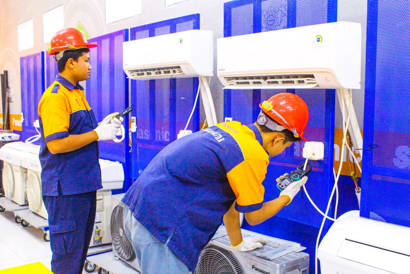 Siswa TITL berlatih troubleshooting AC di ruang praktik